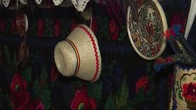 Vacanța de Paște ca la bunici a ajuns la alt nivel! Turiștii pot închiria costume tradiționale pentru slujba de Înviere